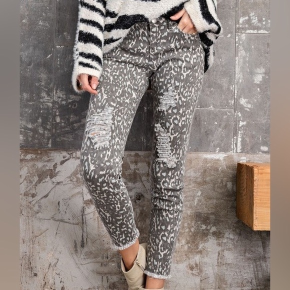 Stop Me If You Can Distressed Ankle - Picture 1 of 8